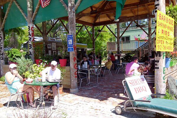 GERALD’S-PIG-AND-SHRIMP outdoor seating on Tybee Island